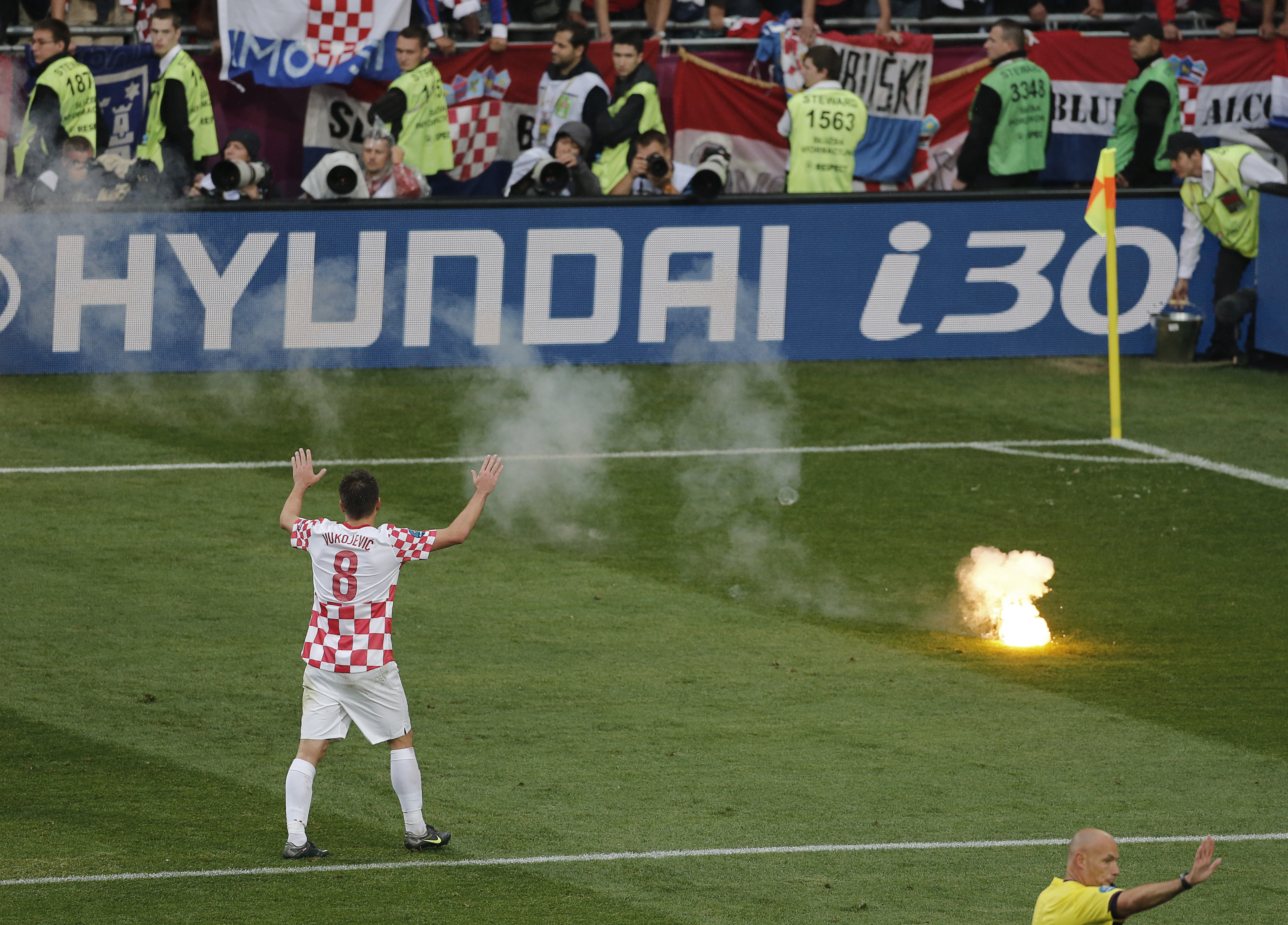 Uefa anklagar de kroatiska fansen för rasism efter mötet mot Italien i torsdags.