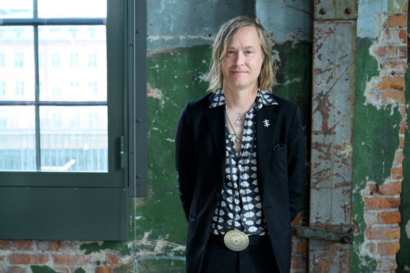 "Många äger inte sin musik på det sättet att de bara kan plocka bort den som de vill. Skivbolag tjänar mycket pengar på Spotify och på strömmad musik, medan artister inte gör det", säger Dennis Lyxzén från Refused.