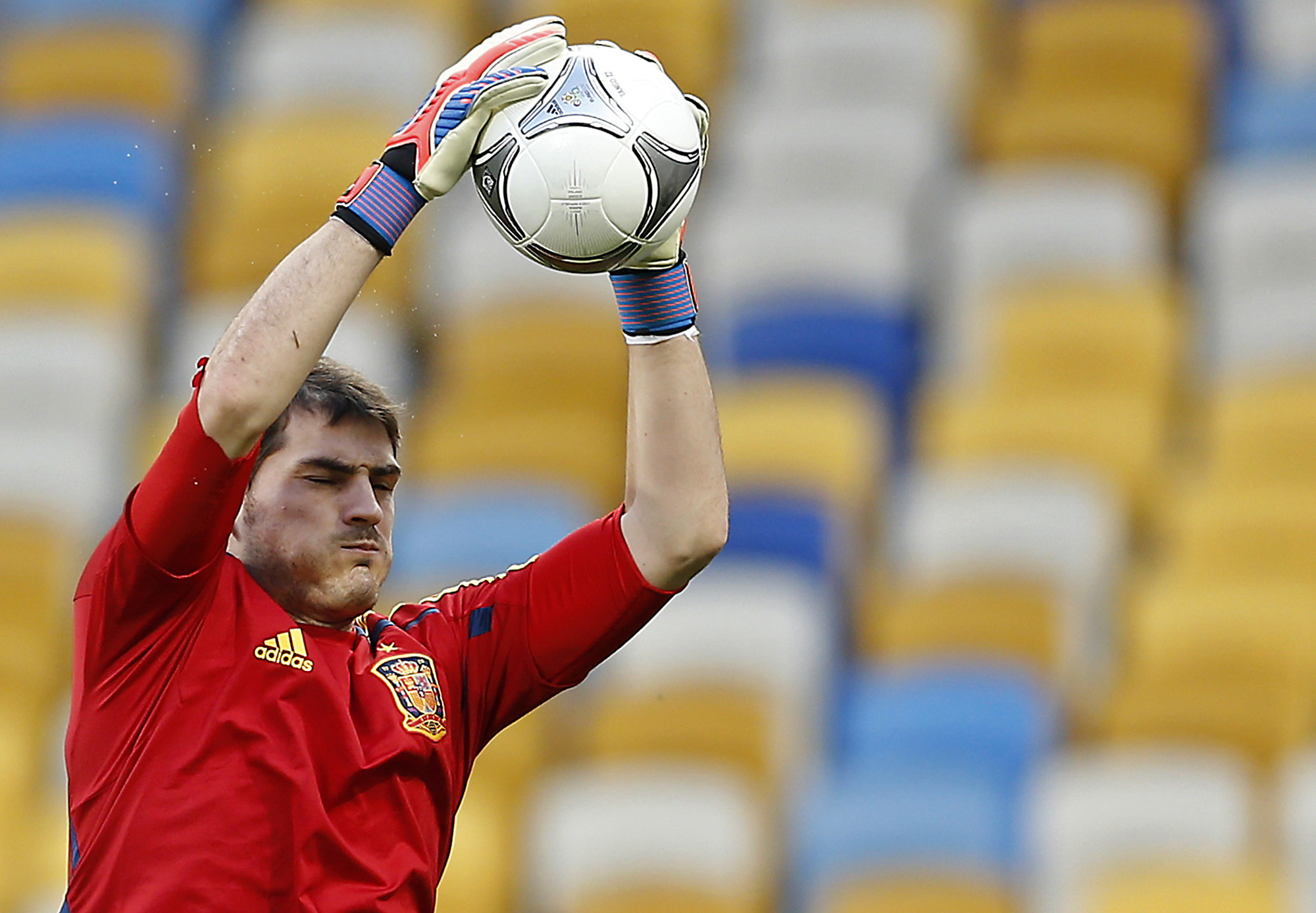 Casillas limmar en boll.