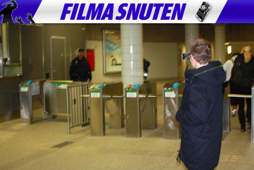 Jesper Nilsson fotograferar en polis vid Hornstulls tunnelbana. För drygt ett år sedan trakasserades bloggaren av två civilpoliser som ska ha tvingat honom att radera bilderna. 