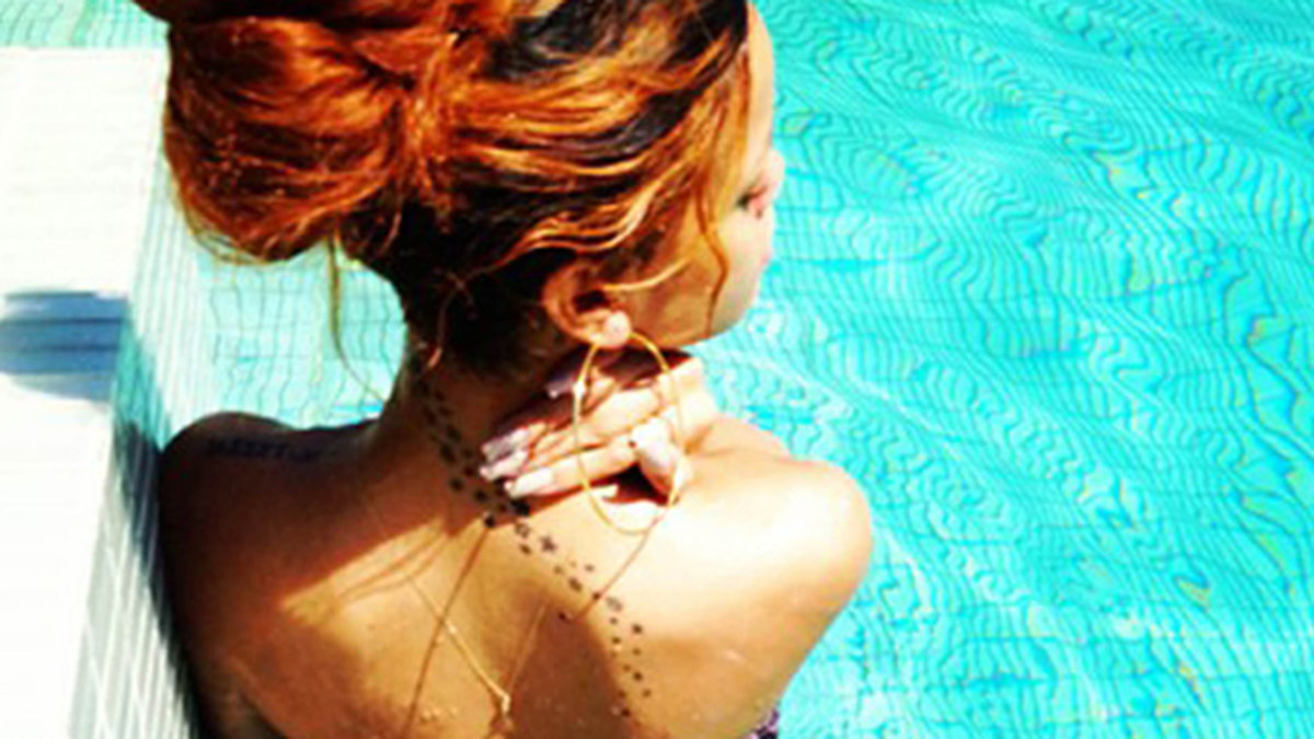 Rihanna i poolen. 