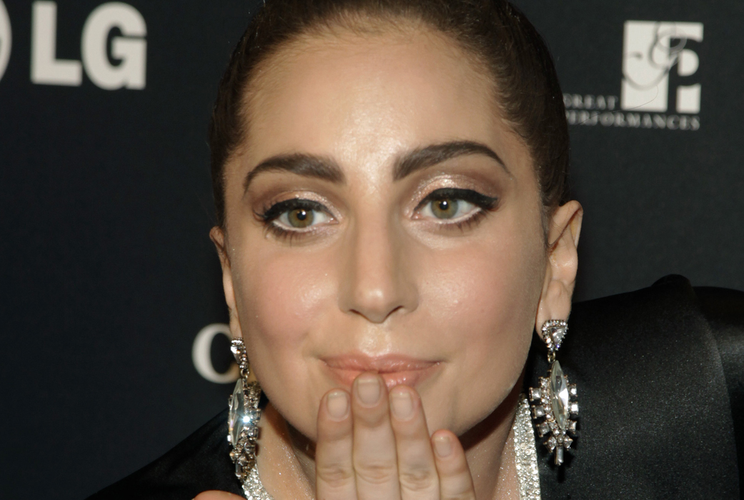 När Lady Gaga gästade den Detroit-baserade radioshowen "Mojo in the morning" fick hon frågan om hon haft en trekant. – Ja det har jag. Jag vill inte avslöja för mycket. Jag kan bara säga sanningen, sa Gaga då. När Lady Gaga gästade den Detroit-baserade radioshowen "Mojo in the morning" fick hon frågan om hon haft en trekant. – Ja det har jag. Jag vill inte avslöja för mycket. Jag kan bara säga sanningen, sa Gaga då.