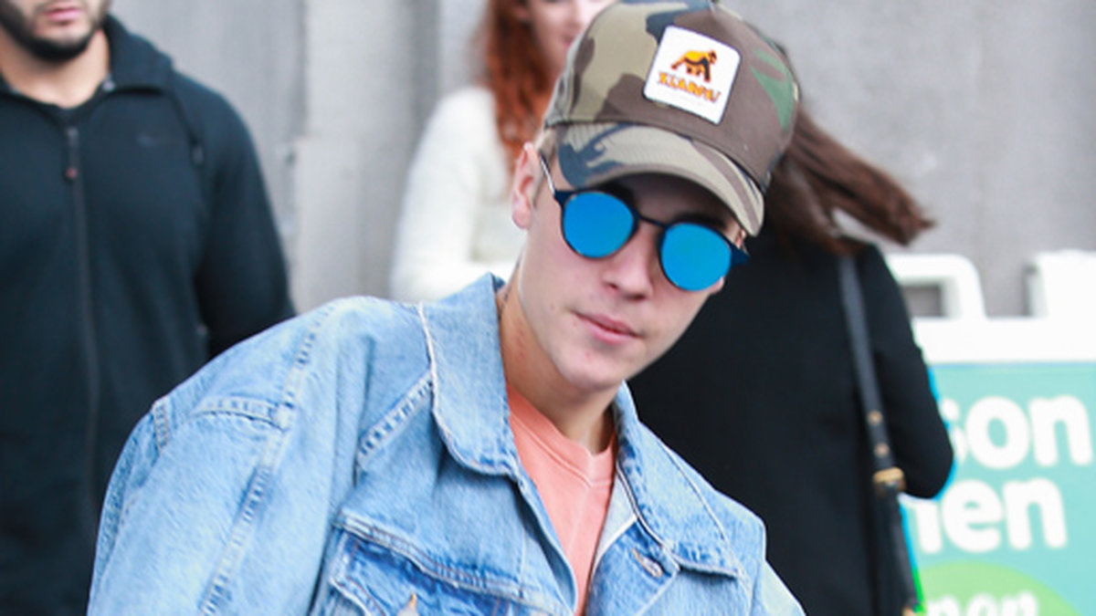 Kvinnokarlen Justin Bieber gled runt i sin Ferrari i Hollywood. 