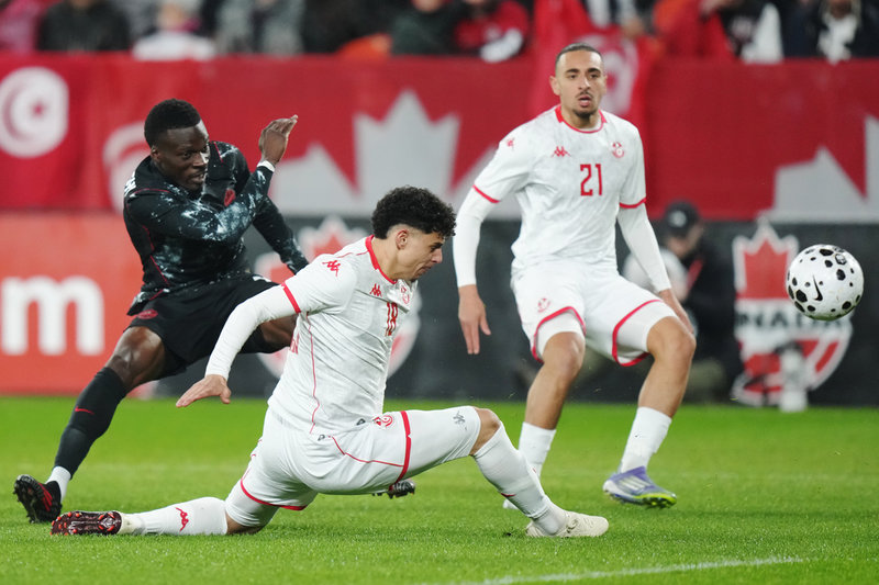 Moutaz Neffati, till höger, i landskampen mot Kanada i mars.