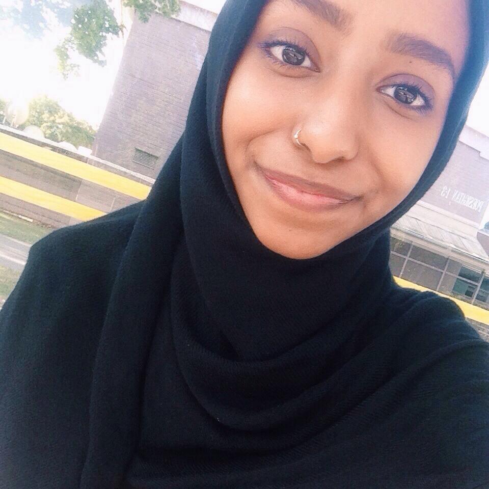 Zahra F, en av tre unga tjejer som startat Makthavarna på Instagram. 