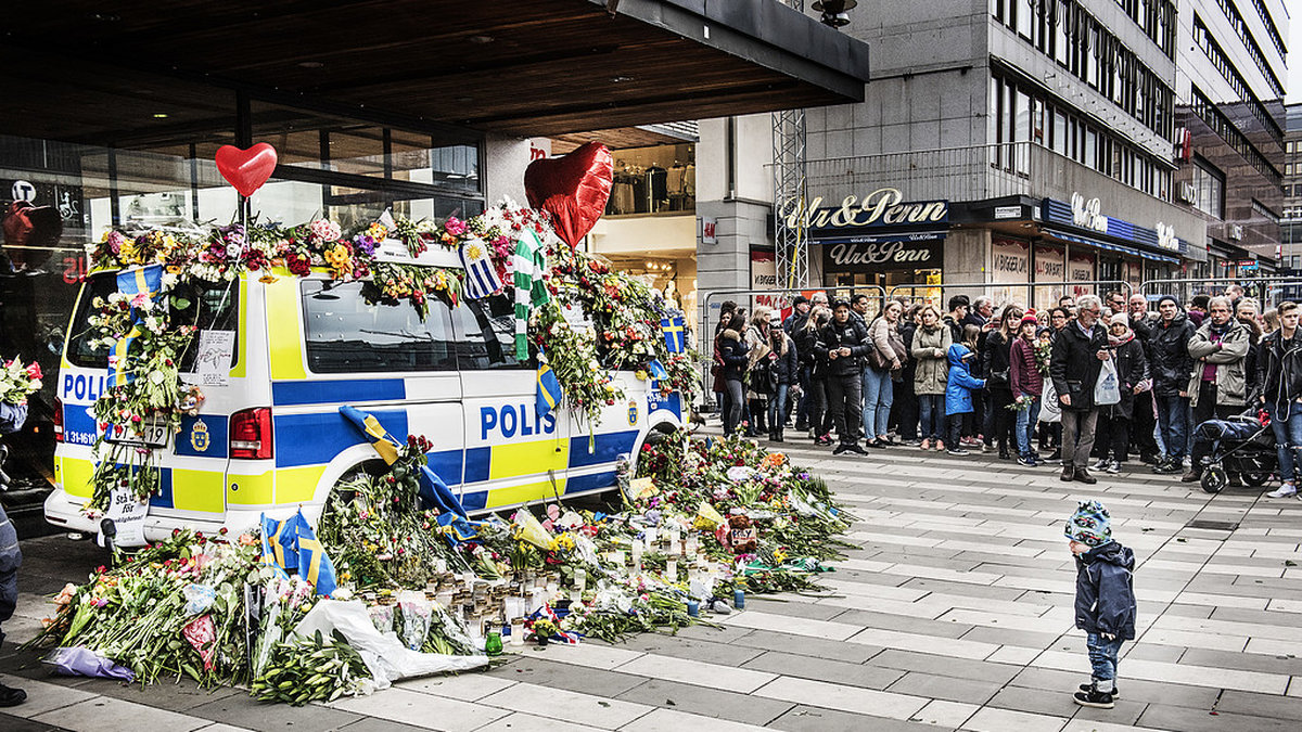 Polisen har hyllats efter sin insatts i samband med terrorattacken i centrala Stockholm. 