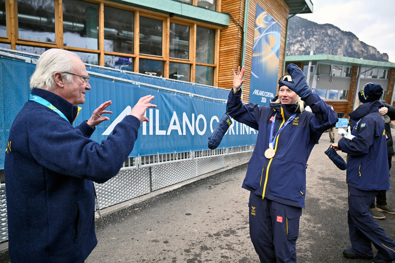 Kung Carl Gustaf gratulerar Maja Dahlqvist till OS-bronset.