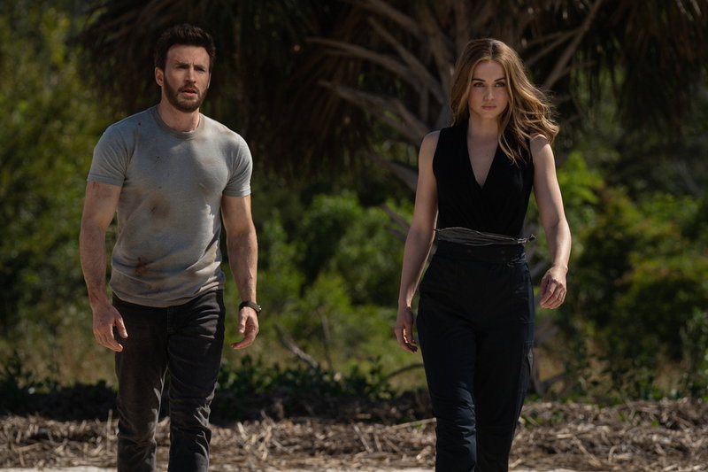 Chris Evans och Ana de Armas i actionfilmen 'Ghosted'. Pressbild.