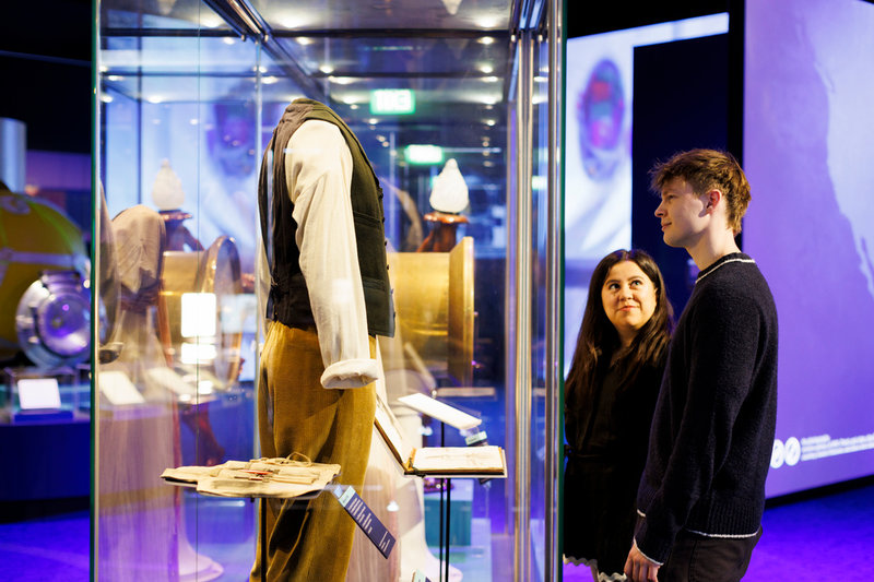 Kostymer från "Titanic" i James Camerons utställning "Challenging the deep" som visas på Vasamuseet i Stockholm. Pressbild.