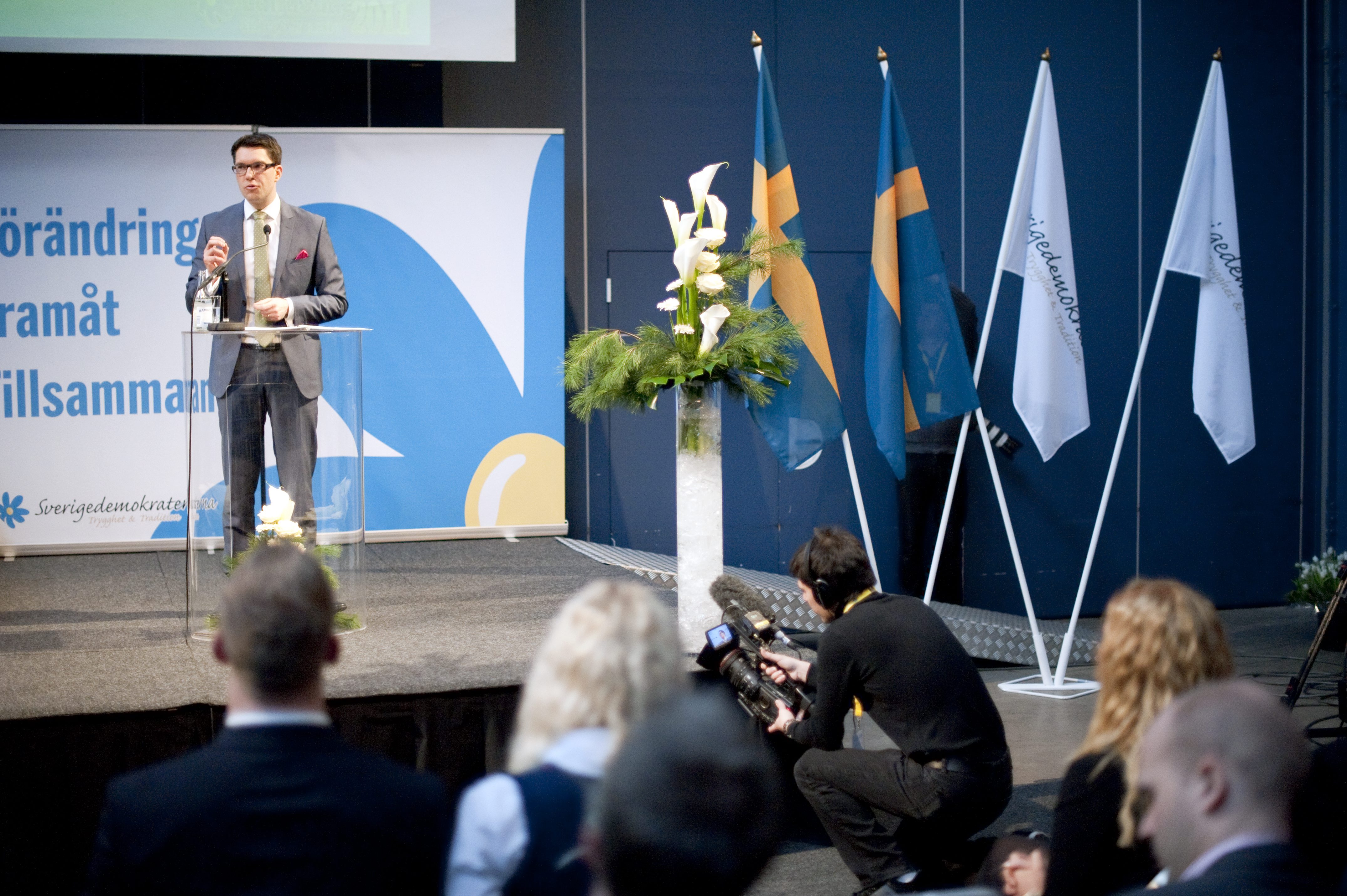 Sverigedemokraternas partiledare Jimmie Åkesson sitter styrelseordförande i Blåsippan AB. Under 2010 omsatte bolaget 284 000 kronor 2010.