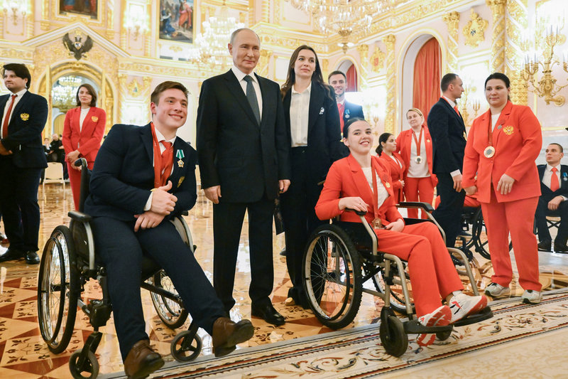 Rysslands president Vladimir Putin med idrottare från Paralympics i Paris 2024. Arkivbild.