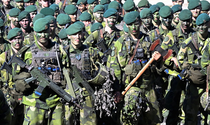 Nato förväntas kräva att EU-länderna lägger 3,5 procent av BNP på militärt försvar. Nu har samtliga partier i riksdagen i Sverige kommit överens om en upprustning. Arkivbild.