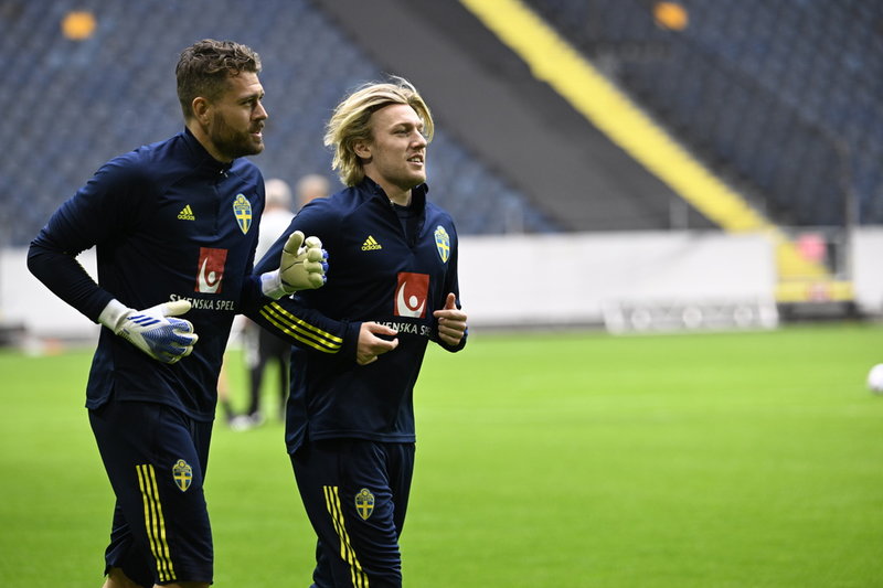 Kristoffer Nordfeldt, till höger och här tillsammans med Emil Forsberg lämnar landslagstruppen på grund av skada. Arkivbild.
