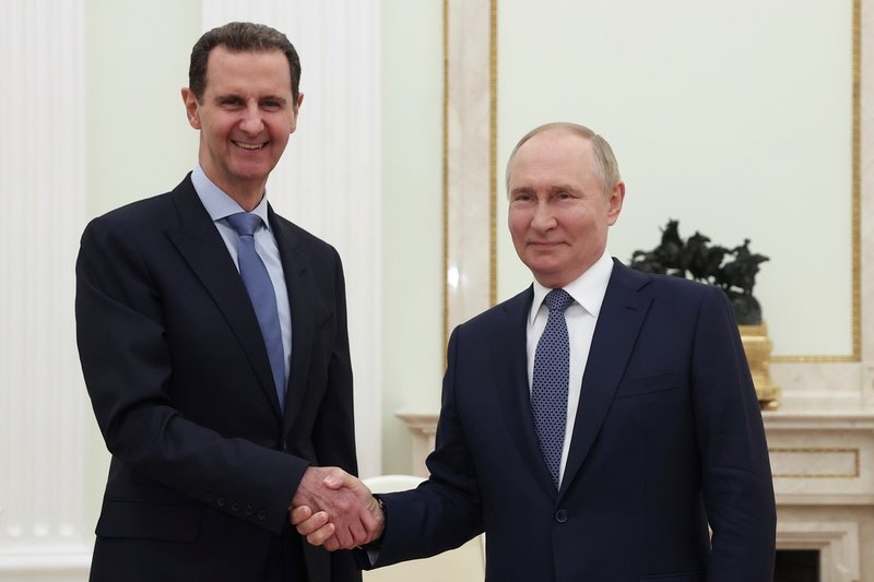 Bashar al-Assad skakar hand med Rysslands president Vladimir Putin i Moskva i juli 2024, knappt fem månader innan den syriske diktatorn flydde hemlandet med rysk hjälp.