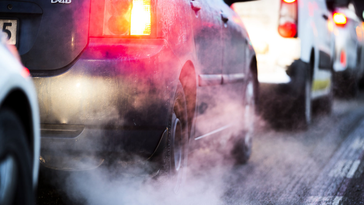 Luftföroreningar från bland annat trafiken utgör en stor hälsorisk redan vid låga nivåer, enligt en ny studie. Arkivbild.