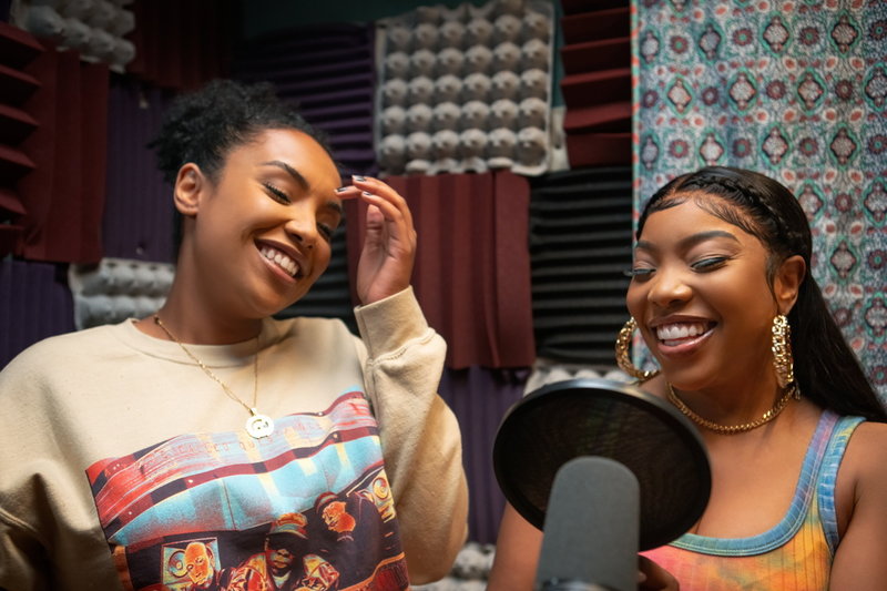 Aida Osman och KaMillion spelar kompisarna Shawna och Mia som bildar en rapgrupp i Miami i HBO:s nya dramakomedi 'Rap shit'. Pressbild.