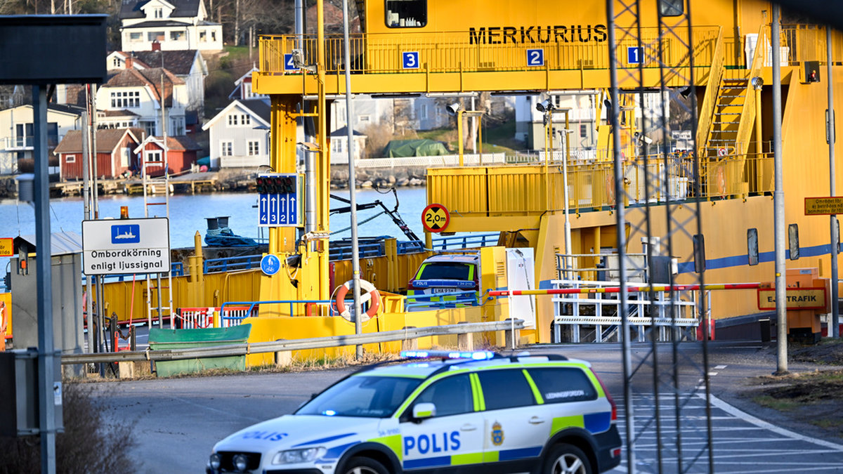 En bil körde av oklar anledning igenom grinden på en bilfärja mellan Furusund och Yxlan i söndags.