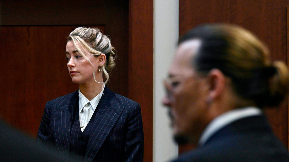 Skådepselarna Amber Heard och Johnny Depp i domstolen i Virginia i maj 2022. Mycket av materialet från den direktsända rättegången förekommer i dokumentären. Arkivbild.