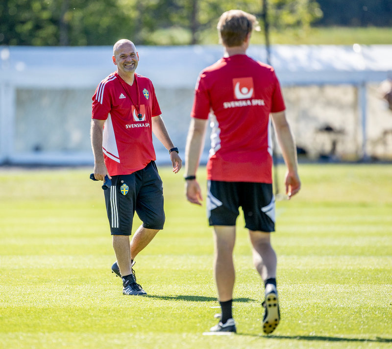 Magnus Wikman, Sveriges assisterande förbundskapten, under söndagens träning med fotbollslandslaget på EM-basen Carden Park.