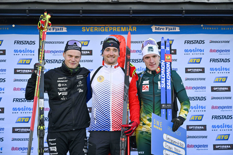 Henning Sjökvist, Fabien Claude och Sebastian Samuelsson på prispallen efter kortdistanstävlingen under Sverigepremiären i skidskytte i Idre. Sjökvist, till vänster, knep även SM-guldet.