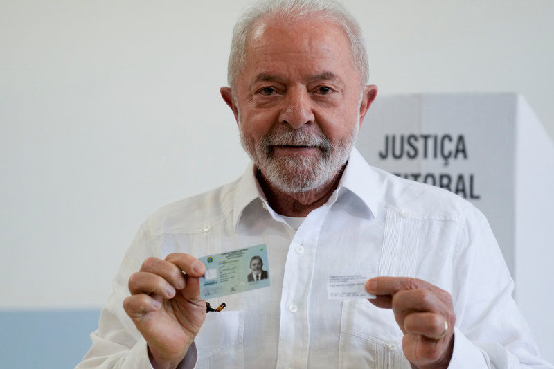 Luiz Inácio 'Lula' da Silva ställer upp sig för bild efter att ha lagt sin röst i söndagens andra omgång.