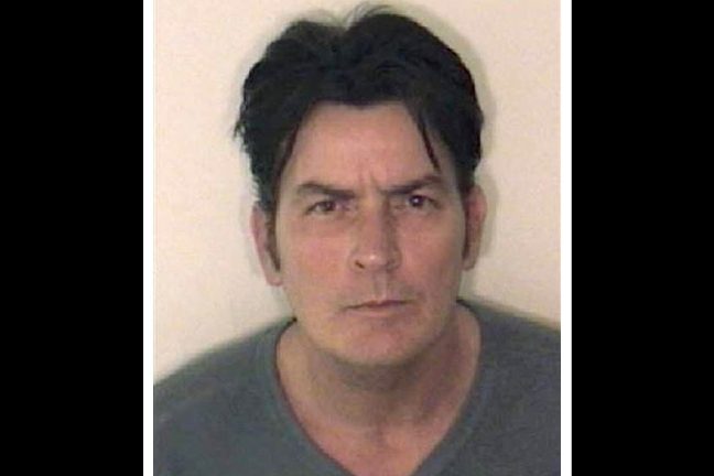 Händelsen som inledde förfallet. December 2009 greps Charlie Sheen misstänkt för att ha hotat sin dåvarande fru med kniv. Sen gick det snabb. Uppför eller nedför, beroende på hur man ser på det. 