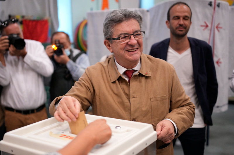 Vänsterledaren Jean-Luc Mélenchon röstade i en vallokal i hamnstaden Marseille i sydöstra Frankrike.