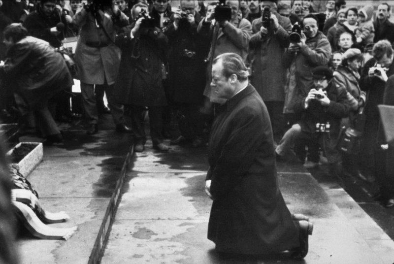 Västtysklands dåvarande förbundskansler Willy Brandt knäböjer vid ett besök i det tidigare judiska gettot i Warszawa 1970. Bilden är med sin symboliska tyngd ett av 1900-talets mest berömda pressfotografier.