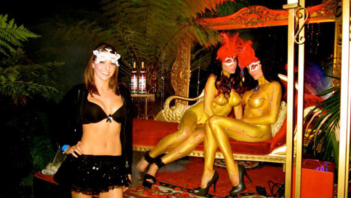 Kroppsmålade kvinnor på en Playboyfest. 