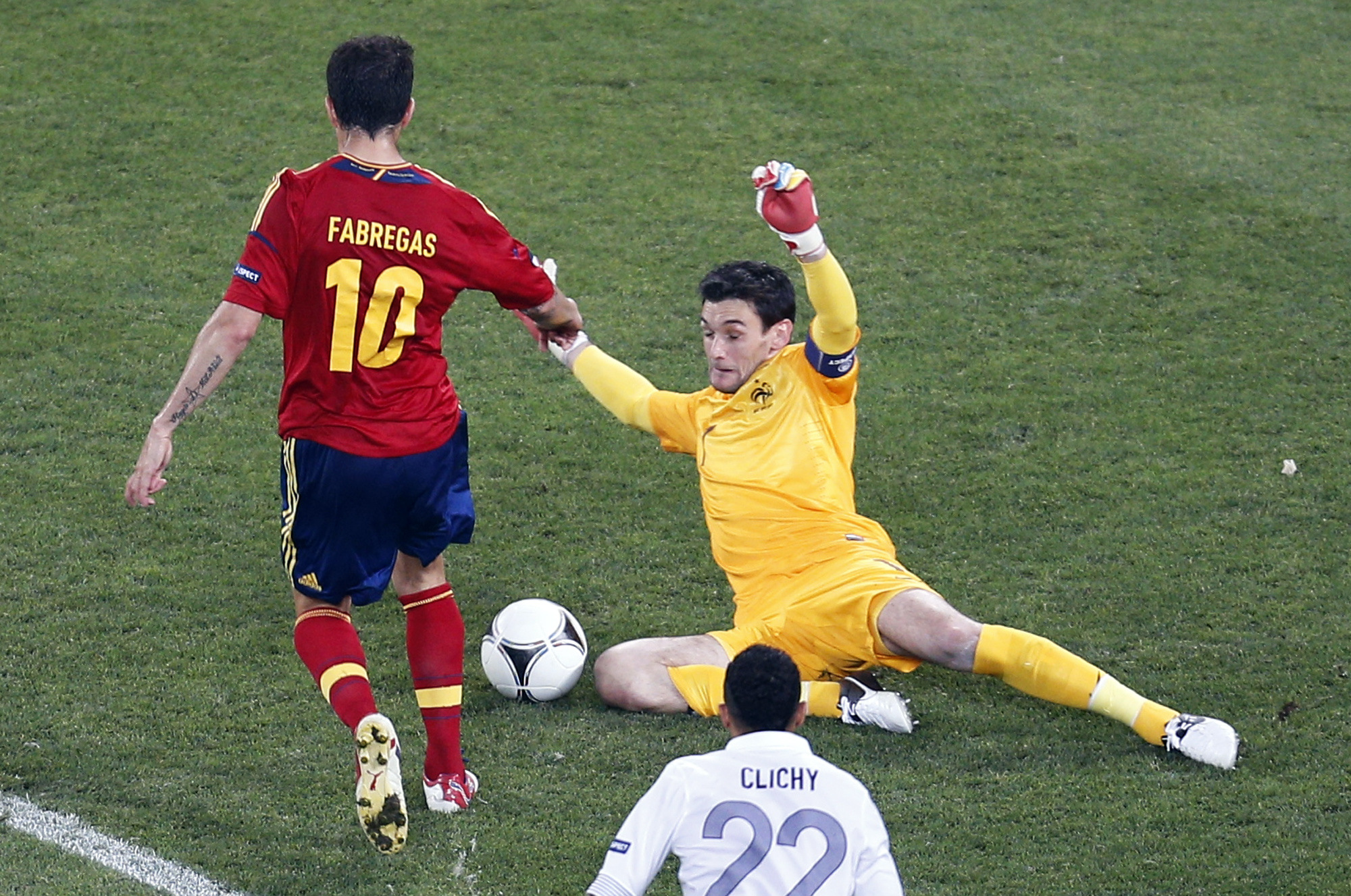 I den andra halvleken var Cesc Fabregas så här nära att runda Hugo Lloris och slå in 2-0. Men målvakten lyckades få undan bollen. I den andra halvleken var Cesc Fabregas så här nära att runda Hugo Lloris och slå in 2-0. Men målvakten lyckades få undan bollen.