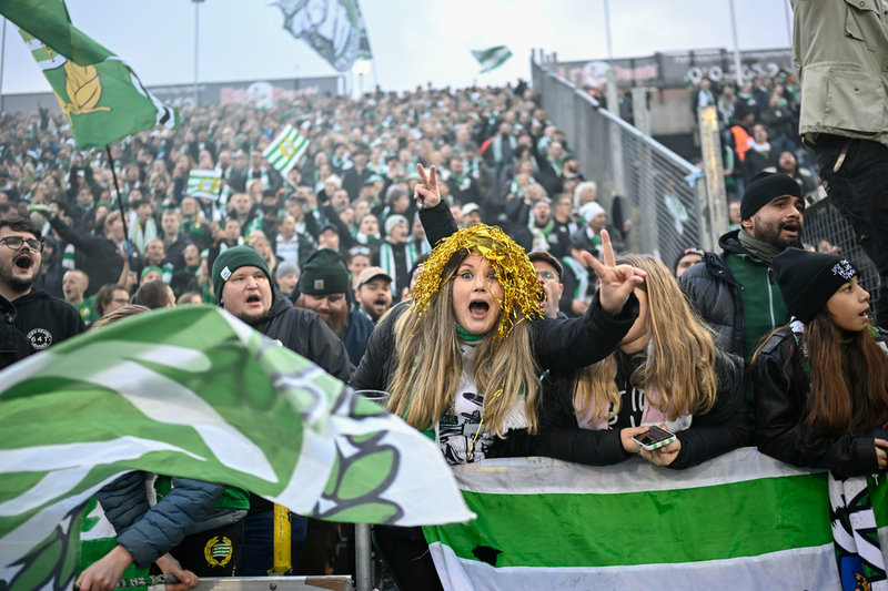 Hammarbysupportrar i massor kom till Norrköping för att hjälpa laget till SM-guld.