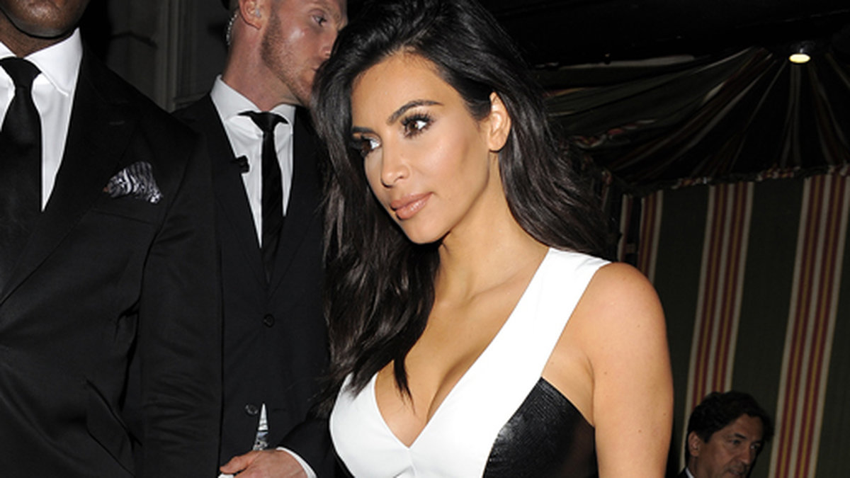 Kim Kardashian lämnar en nattklubb i London.