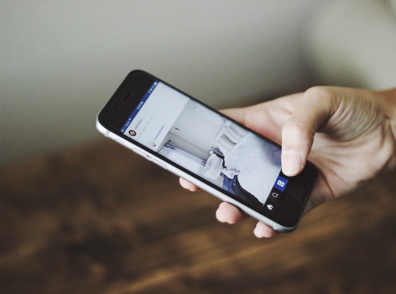 En person som kollar Instagram på mobilen En person som kollar Instagram på mobilen