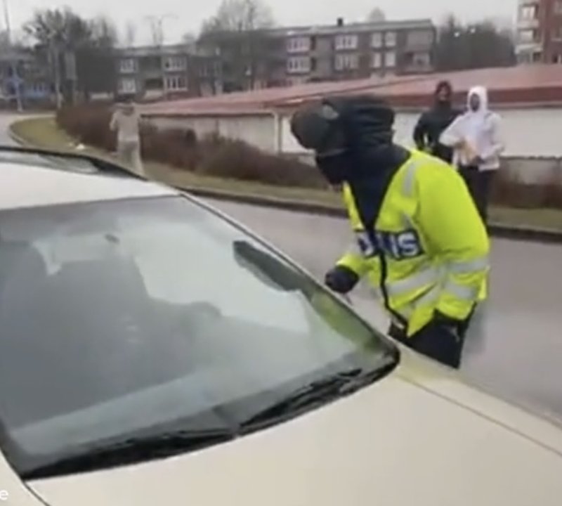 Här poserar de med polisens stulna utrustning: Här poserar de med polisens stulna utrustning: