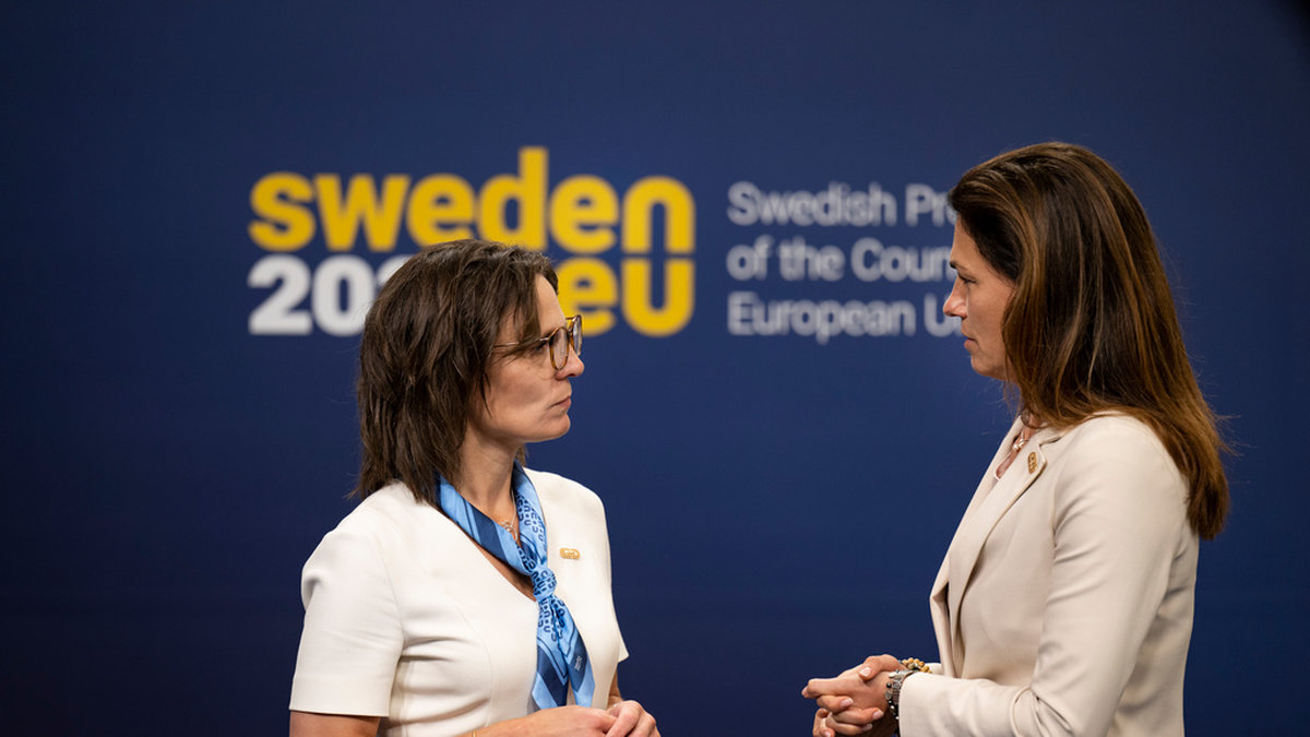 EU-minister Jessika Roswall (M) och Ungerns justitieminister Judit Varga vid ett möte utanför Stockholm i juni. Arkivbild.