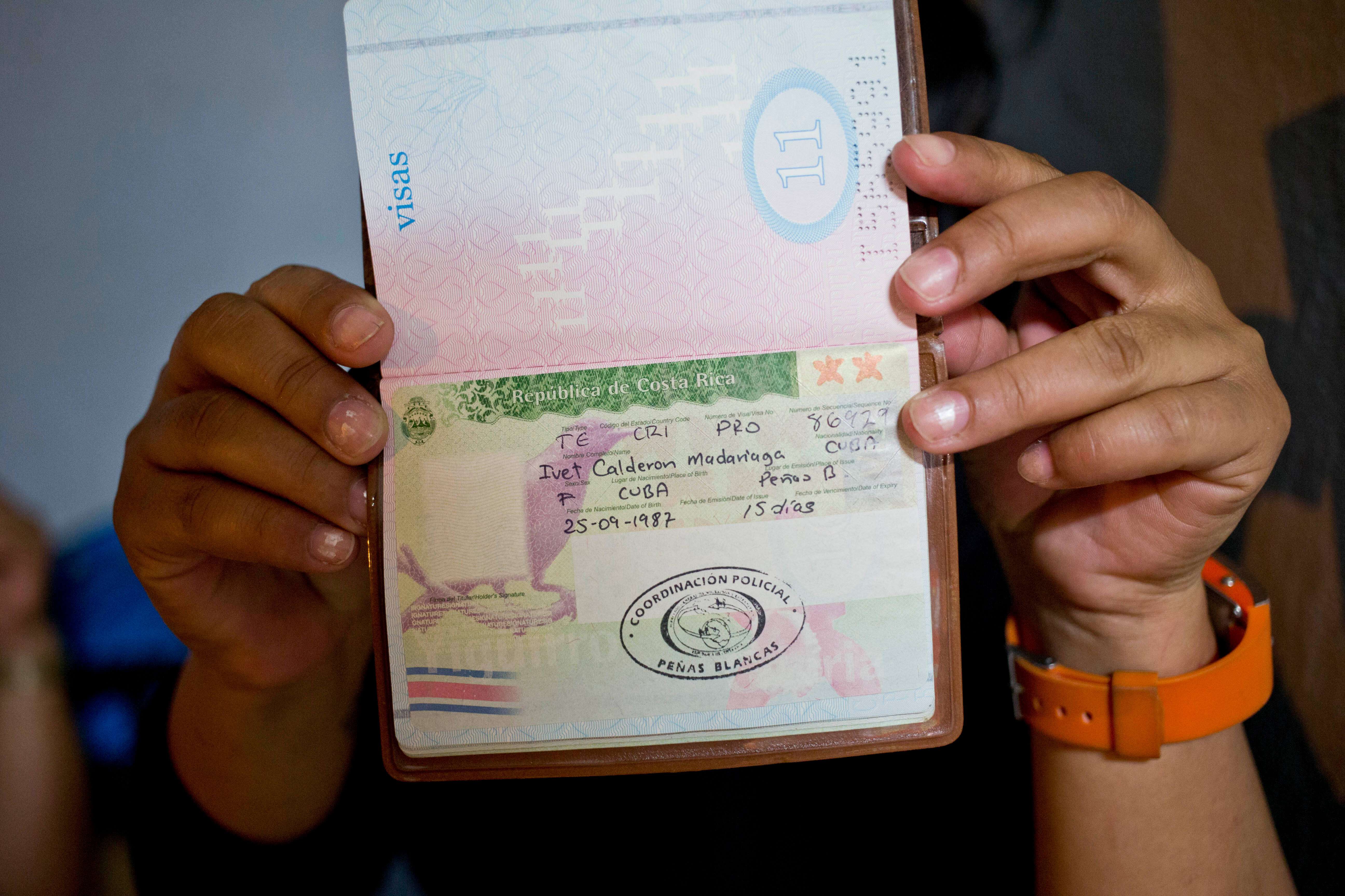 En person från Kuba visar upp sitt pass. Kubanska pass är inte med på listan. 