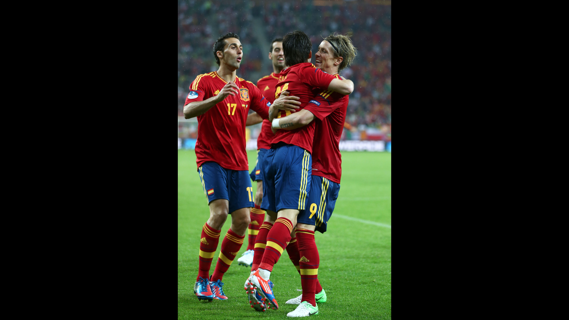 Spaniens David Silva kramas om av Fernando Torres efter 2-0-målet.
