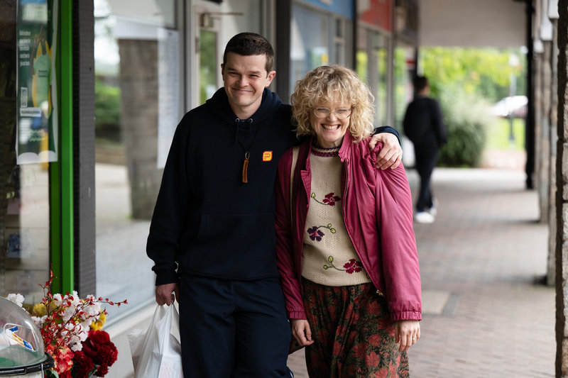 Robert Aramayo och Maxine Peake i "I swear".