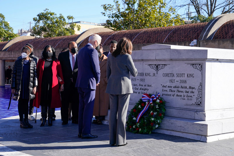 President Joe Biden och vicepresident Kamala Harris vid Martin Luther Kings grav i Atlanta, tillsammans med Kings familj.