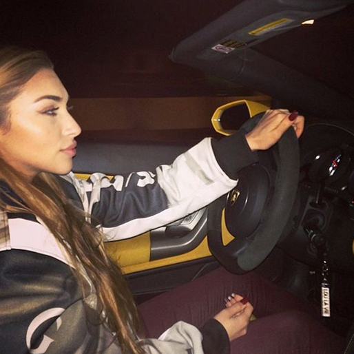 Innan Bieber arresterades så la han upp en bild på Chantel som körde bilen. Till bilden skrev han "Chantel tar mig på en tur i Lambon". Bieber raderade sedan bilden, och när polisen grep stjärnan var det Bieber som satt bakom ratten – och inte Chantel. Innan Bieber arresterades så la han upp en bild på Chantel som körde bilen. Till bilden skrev han "Chantel tar mig på en tur i Lambon". Bieber raderade sedan bilden, och när polisen grep stjärnan var det Bieber som satt bakom ratten – och inte Chantel.