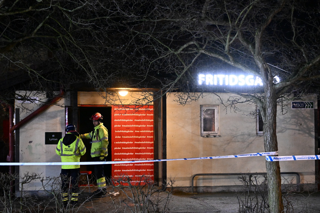 Räddningstjänsten och polisen på plats vid branden i en fritidsgård i Malmö.