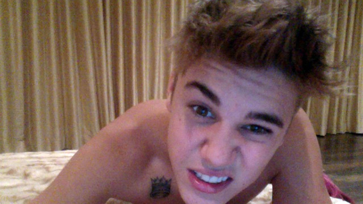 Justin Bieber har flera tatueringar. Nu senast visade han upp en kungakrona han gjort på bröstet.