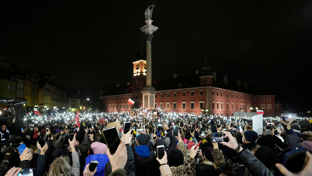 Människor protesterar mot skärpningen av Polens abortlagstiftning, i Warszawa i november förra året. Arkivbild.