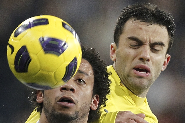 Villareals Guiseppe Rossi mot Real Madrids vänsterback, Marcelo.