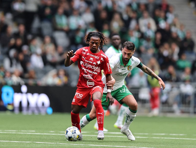 Värnamos Frank Junior Agyei och Hammarbys Nahir Besara i kamp om bollen i det allsvenska mötet.