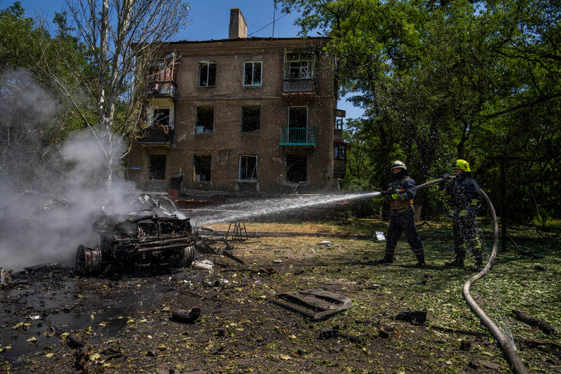 De svartbrända spåren efter en rysk attack mot ett bostadsområde i staden Kramatorsk.