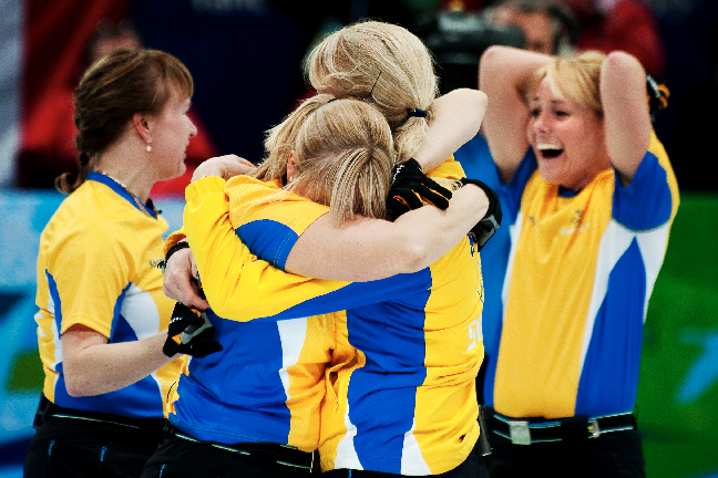 Stor glädje direkt efter att damernas curlinglag säkrat OS-guldet.