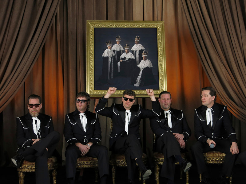 "Det finns absolut ingen anledning att bli ödmjuk nu. Nu har vi ju bevis för att vi är bäst, säger The Hives frontman Pelle Almqvist (längst ut till höger). Från vänster tillsammans med Mikael Karlsson, alias Vigilante Carlstroem, Johan Gustafsson, alias The Johan and Only, Niklas Almqvist, alias Nicholaus Arson, Christian Grahn, alias Chris Dangerous.