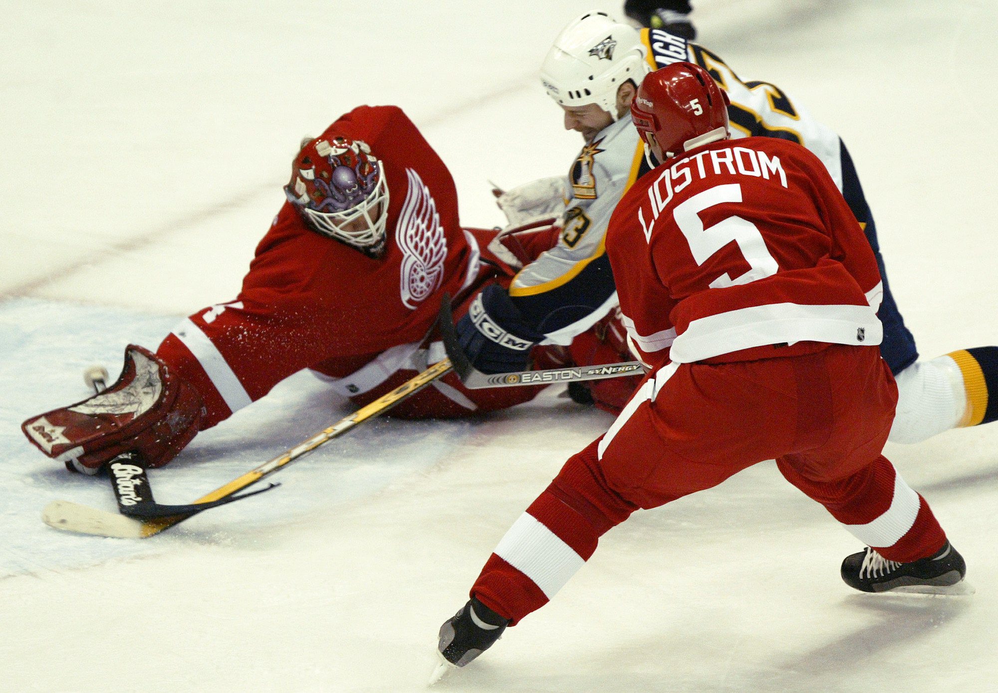 Nicklas Lidström in action. Här försöker han stoppa Vladimir Orszagh. Nicklas Lidström in action. Här försöker han stoppa Vladimir Orszagh.