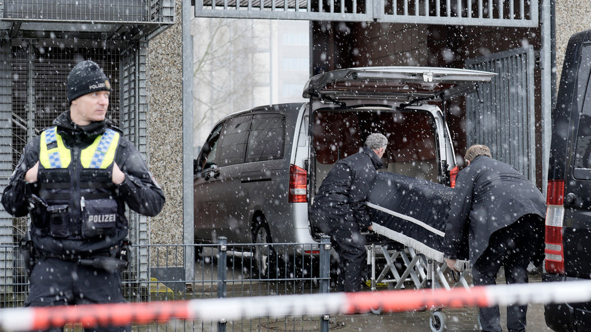 Kroppar bärs ut ur Jehovas vittnens lokal i stadsdelen Alsterdorf i Hamburg.